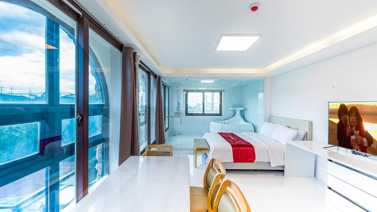 Castle Pool Resort Jeju Exterior photo