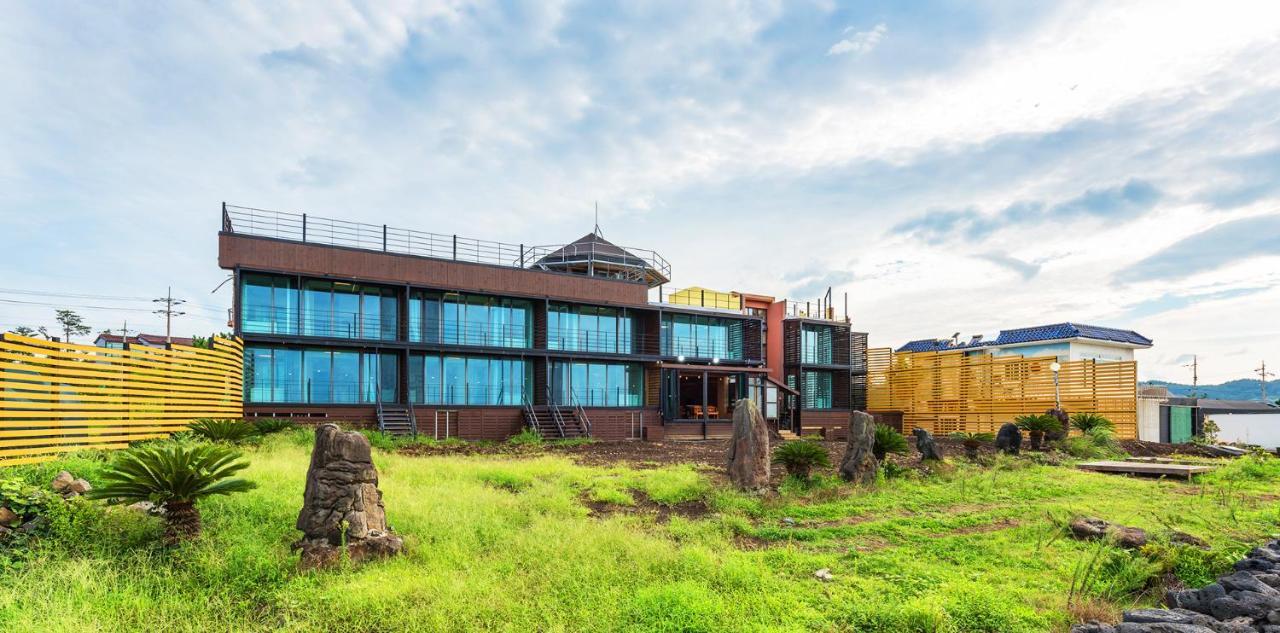Castle Pool Resort Jeju Exterior photo
